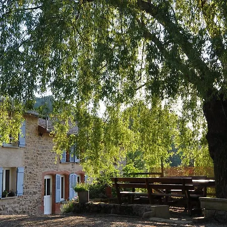 La Ferme Aux Abeilles Гостевой дом Ambierle